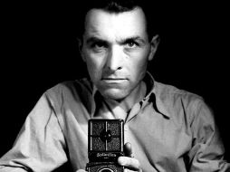 Fotografía facilitada por el Atelier Robert Doisneau, de ''Autoretrato de Doisneau en 1947''. EFE  /