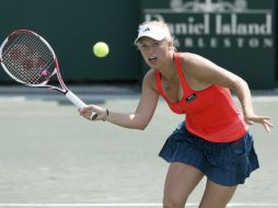La tenista danesa, Caroline Wozniacki, combatiendo a la tenista, Jelena Jankovic, en el torneo de Charleston. AP  /