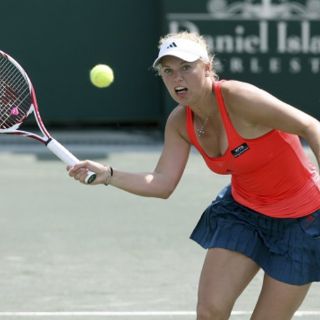 Wozniacki gana a Jankovic
