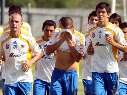 Los jugadores de Tigres se preparan antes del duelo con el equipo unviersitario. MEXSPORT  /