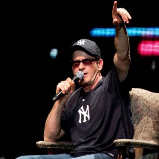 Falla Charlie Sheen al complacer a sus fans con show en Nueva York