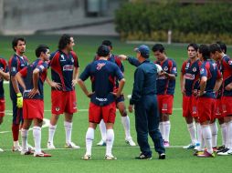 Los jugadores de Chivas escuchan atentos las instrucciones de José Luis Real, durante una sesión de entrenamiento. MEXSPORT  /