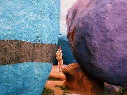 Una escala humana nos sirve para dimensionar algunas de  las piedras pintadas de Tafraout.P.FERNÁNDEZ  /