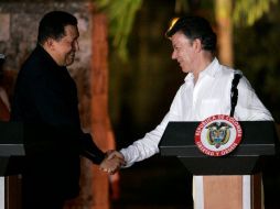 Hugo Chávez (i) y Juan Manuel Santos (d) estrechan manos en Cartagena, Colombia. REUTERS  /