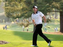 Rory McIlroy observa su tiro de acercamiento en el hoyo 17, durante la tercera ronda. AFP  /