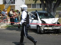 La motocicleta y el auto de lujo quedaron destrozados debido a que se estrellaron contra un árbol. O. RUVALCABA  /
