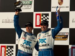 El piloto mexicano, Memo Rojas, y el estadounidense Scott Pruett, celebran la victoria. AFP  /