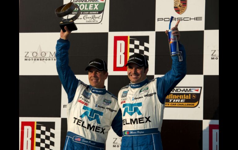 El piloto mexicano, Memo Rojas, y el estadounidense Scott Pruett, celebran la victoria. AFP  /