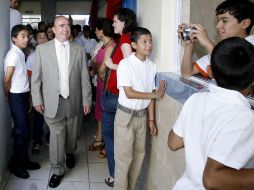 Antonio del Río (centro) fundó el Albergue Los Pinos hace 25 años. M. FREYRIA  /