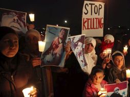 Residentes en Jordania se manifiestan afuera de la embajada siria en Ammán contra el Gobierno de Siria. EFE  /