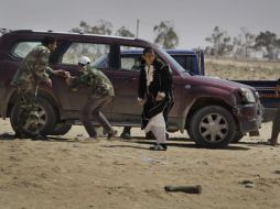 Rebeldes emprende la huida durante los enfrentamientos en las afueras de Ajdabiya. AP  /