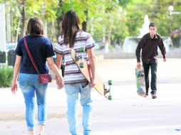 Una pareja camina por un parque. A. HINOJOSA  /