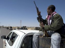 Un rebelde viaja a bordo de una camioneta en vía de Ajdabiya. AFP  /
