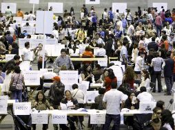 Ciudadanos peruanos residentes en Madrid se acercaron al recinto ferial IFEMA para votar. EFE  /