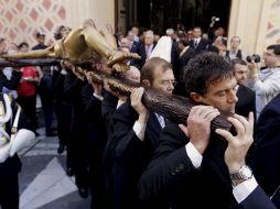 Vestido con traje, ha cumplido con la tradición de que el pregonero de la Semana Santa acuda al traslado del Cristo de la Sagre. EFE  /