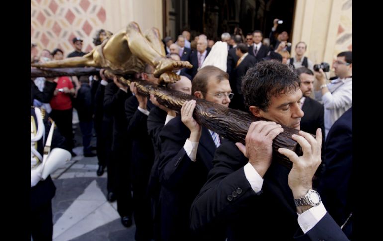 Vestido con traje, ha cumplido con la tradición de que el pregonero de la Semana Santa acuda al traslado del Cristo de la Sagre. EFE  /