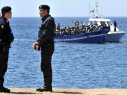 Una patera repleta de inmigrantes llega a la isla de Lampedusa. EFE  /
