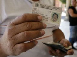 Informan que los ciudadanos residentes en el extranjero podrán votar aunque el último recuadro de su credencial sea 03. ARCHIVO  /