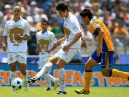 Marco Palacios de Pumas controlando el balón ante una llegada de Tigres. MEXSPORT  /
