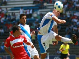 Alejandro Acosta (der) de Puebla y de Luis Carlos Arias de Toluca, luchan por el dominio del balón. MEXSPORT  /