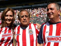 El 'Tigre' Sepúlveda con Jorge Vergara y Angélica Fuentes en el estadio Omnilife, donde se vivirá el Clásico en unas horas. MEXSPORT  /