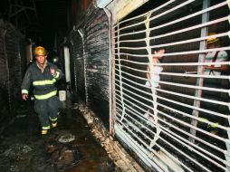 La conflagración en el mercado del Campesino causó daños en al menos 25 locales del lugar. A. GARCÍA  /