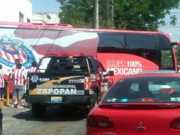 El autobús de los jugadores del Guadalajara, custodiado por la policía municipal. G. LÓPEZ  /