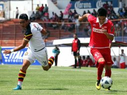 Jose Pina de Leones Negros y Eduardo Chavez de Neza durante el enfrentamiento de esta tarde. MEXSPORT  /