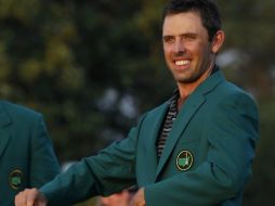 El sudafricano, Charl Schwartzel, muestra su chaqueta verde tras ganar el Torneo de golf de Augusta. AP  /