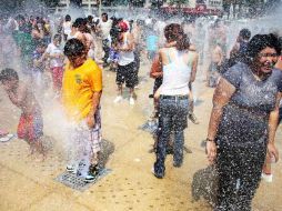Habitantes de la ciudad de México se refrescan en la Plaza de la República ante el calor que se registra. EL UNIVERSAL  /