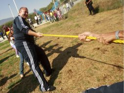 Enrique Alfaro participó en eventos deportivos junto con funcionarios del Ayuntamiento y vecinos de Lomas de Tejeda. A. HINOJOSA  /