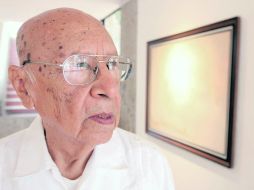 Jorge Navarro muestra sus viajes en la galería del Congreso del Estado.A. CAMACHO  /