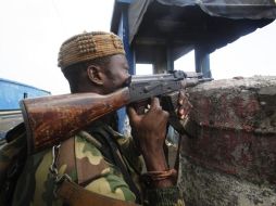 Una tercera andanada de tiros de misiles contra la residencia de Gbagbo tuvo lugar poco antes de las 23:00 horas locales. REUTERS  /