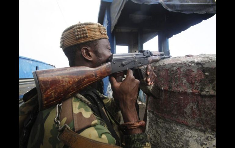 Una tercera andanada de tiros de misiles contra la residencia de Gbagbo tuvo lugar poco antes de las 23:00 horas locales. REUTERS  /