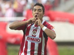 Marco Fabián (c.) celebra con sus compañeros uno de los goles que anotó ayer al América. S. NÚÑEZ  /