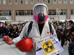 Personas protestaron hoy en Tokio contra las centrales nucleares al grito de 'No necesitamos Fukushima'. EFE  /