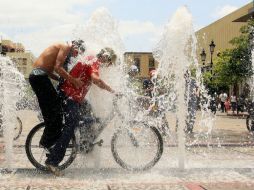 En Guadalajara, tapatíos se refrescan en fuentes del Centro de la ciudad. La ola de calor supera los 30 grados centígrados. A. CAMACHO  /