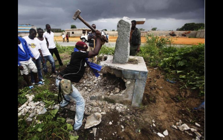 Soldados leales a Alassane Ouattara destruyen un monumento que creían maldecido por los seguidores de Gbagbo. REUTERS  /