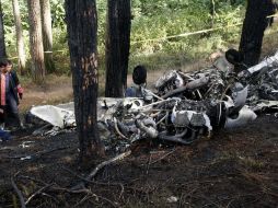 Bomberos trabajan en el lugar del accidente de una avioneta privada que se estrelló en Baguio. EFE  /
