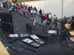 Elementos de la policía Federal y del Cuerpo de Granaderos resguardan la sede de CFE. NOTIMEX  /