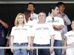Jorge Vergara, junto a su esposa Angélica Fuentes, antes del inicio del Clásico Nacional. E. PACHECO  /
