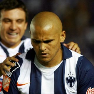 Suazo padece una lesión en el hombro