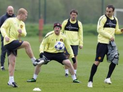 Rooney (centr) entrena al parejo de su equipo para el duelo de mañana ante el Chelsea. REUTERS  /