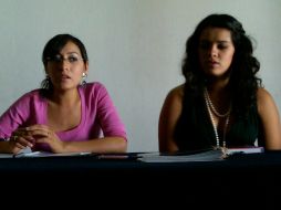 Karen Palma y Aris Vázquez, integrantes del equipo coordinador, detallan los pormenores del evento. M TORRES  /