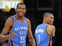 Kevin Durant (izq.) celebra con su compañero el triunfo ante los Pacers de Indiana. AP  /
