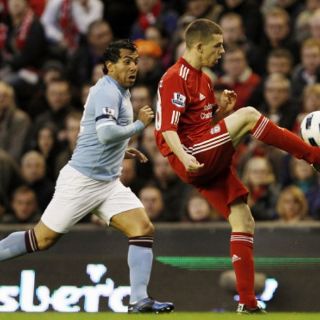 Tévez abandona partido por lesión