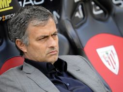 El director ténico del Real Madrid, José Mourinho, espera que inicie el encuentro ante el  Athletic Bilbao. REUTERS  /