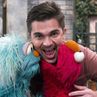 Juanes explora su lado infantil junto a  Elmo