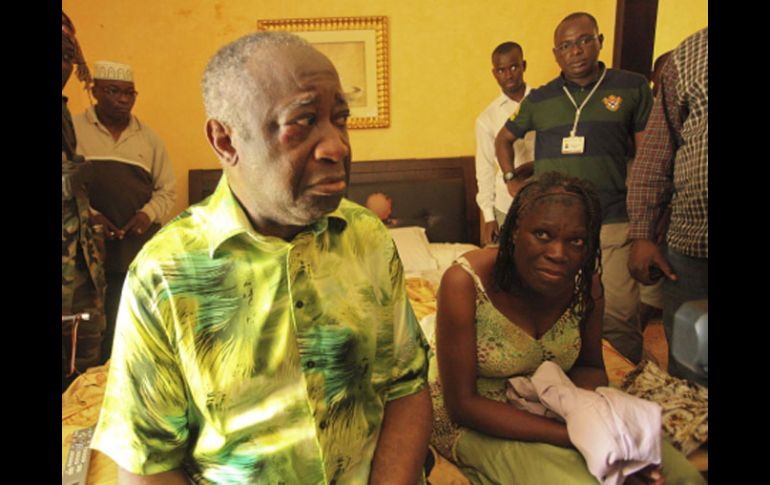 El presidente saliente de Costa de Marfil, Laurent Gbagbo (i), y su esposa Simone (d), tras su captura. EFE  /