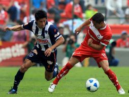 Ricardo Osorio buscando el balón contra Carlos Esquivel en el partido ante Toluca. MEXSPORT  /